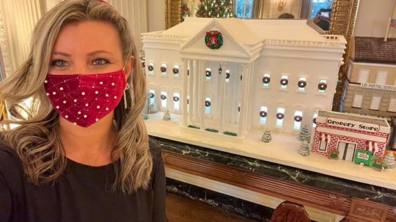 decorate the White House for Christmas