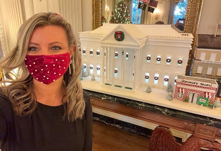 decorate the White House for Christmas